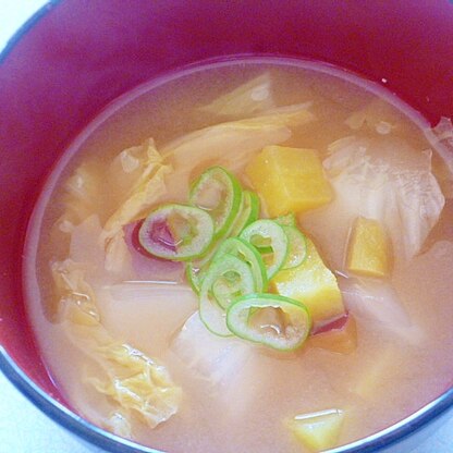 ほっこり♪暖まるスープ♪白菜とさつまいものお味噌汁